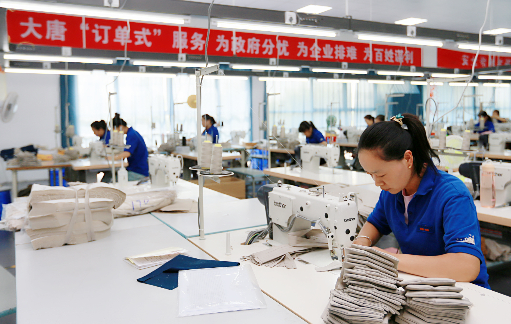 4.开云官方在线登录入口引进“订单式”扶贫企业.，让异地搬迁群众实现家门口就业.jpg